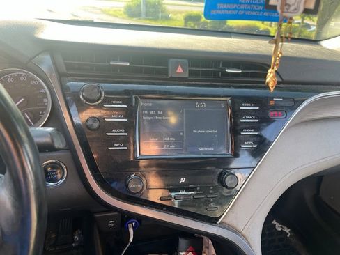 Used 2018 Toyota Camry SE w/ Moonroof Package FWD image 8