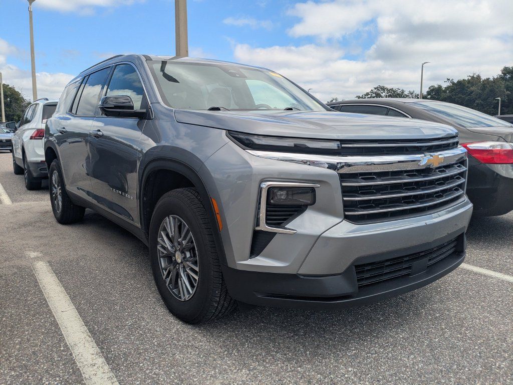 Used 2026 Chevrolet Traverse LT w/ Driver Confidence Package FWD image 1