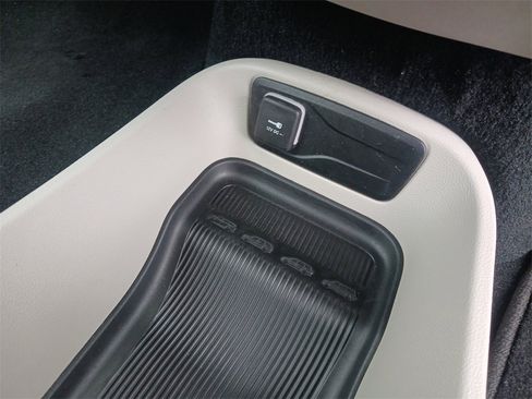 Used 2024 Chrysler Pacifica Touring-L image 22