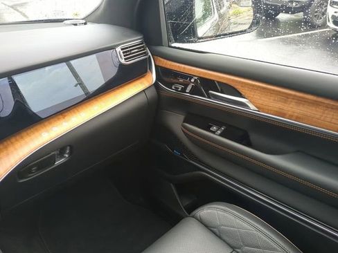Used 2025 Jeep Grand Wagoneer Series III w/ Rear Seat Video Group 1 AWD/4WD image 20