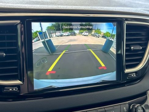 Used 2023 Chrysler Pacifica Touring-L image 19