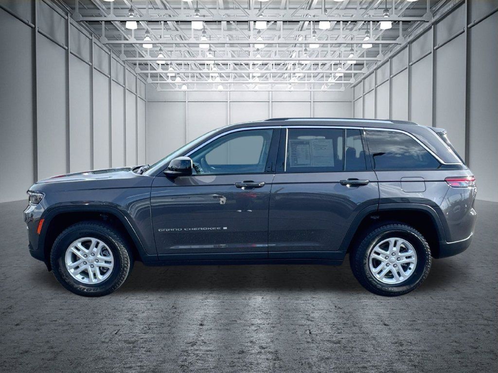 Used 2023 Jeep Grand Cherokee Laredo AWD/4WD image 4