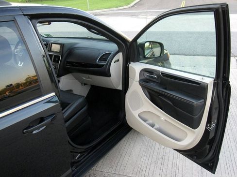 Used 2018 Dodge Grand Caravan SXT image 21