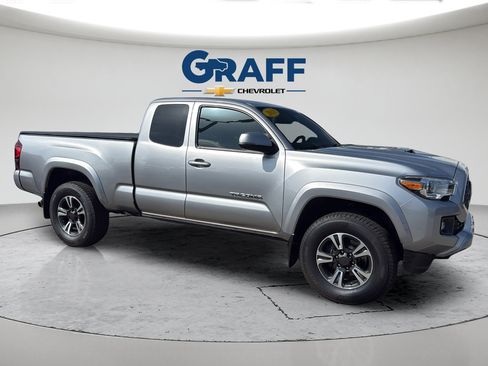 Used 2018 Toyota Tacoma TRD Sport AWD/4WD image 10
