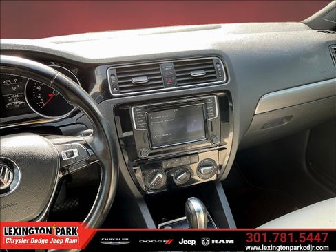 Used 2017 Volkswagen Jetta Sport FWD image 9