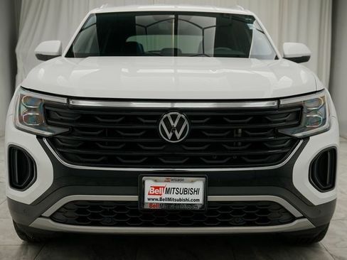 Used 2024 Volkswagen Atlas Cross Sport SE image 2