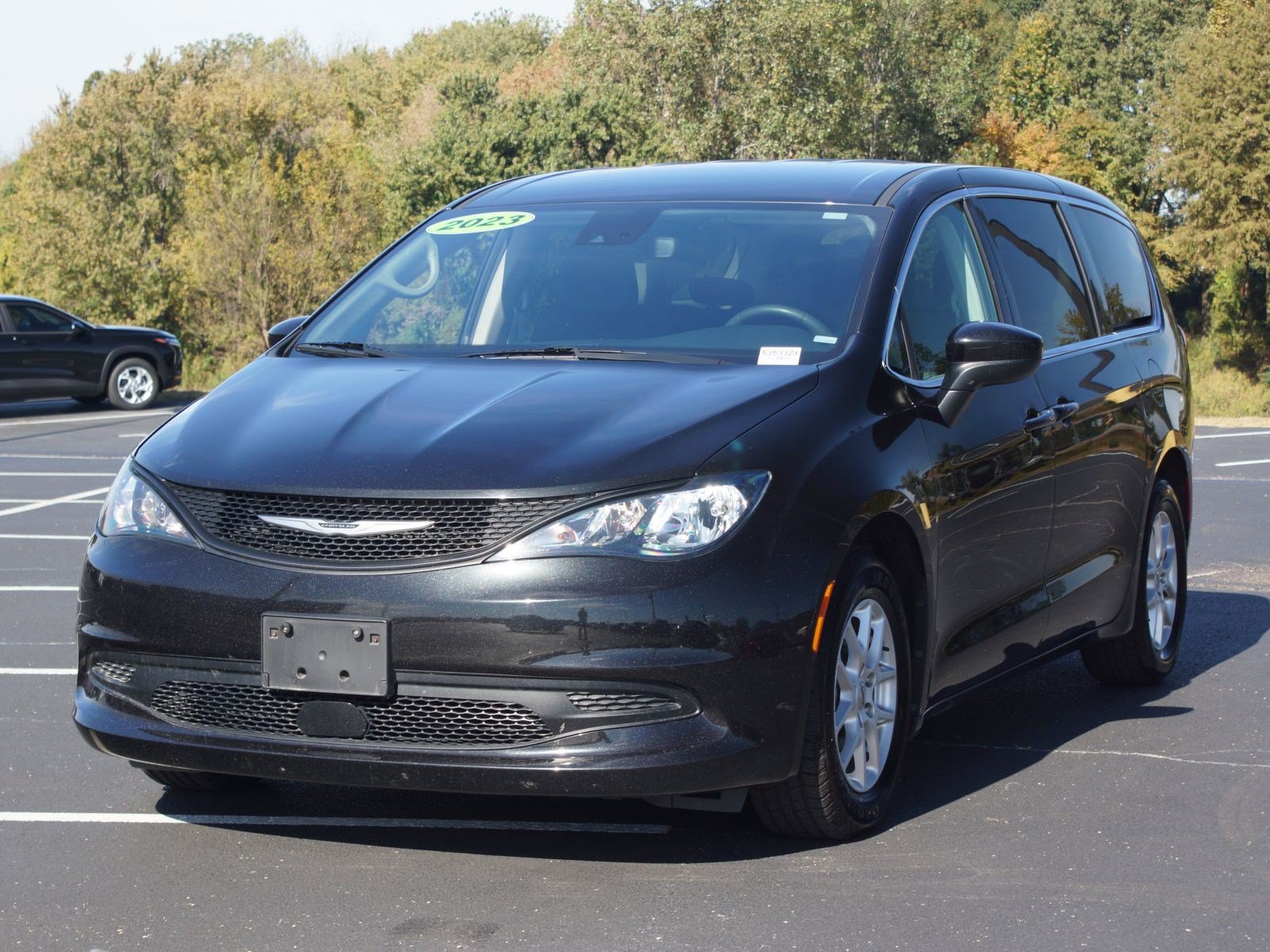 Used 2023 Chrysler Voyager LX FWD image 2