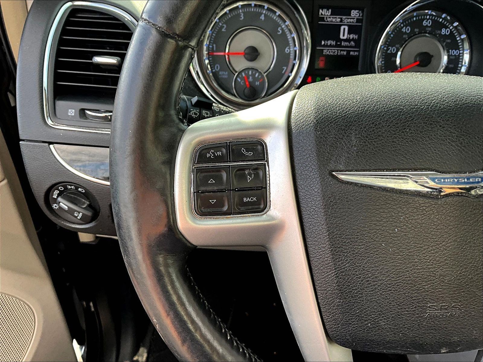 Used 2015 Chrysler Town & Country Touring-L w/ Driver Convenience Group FWD image 11