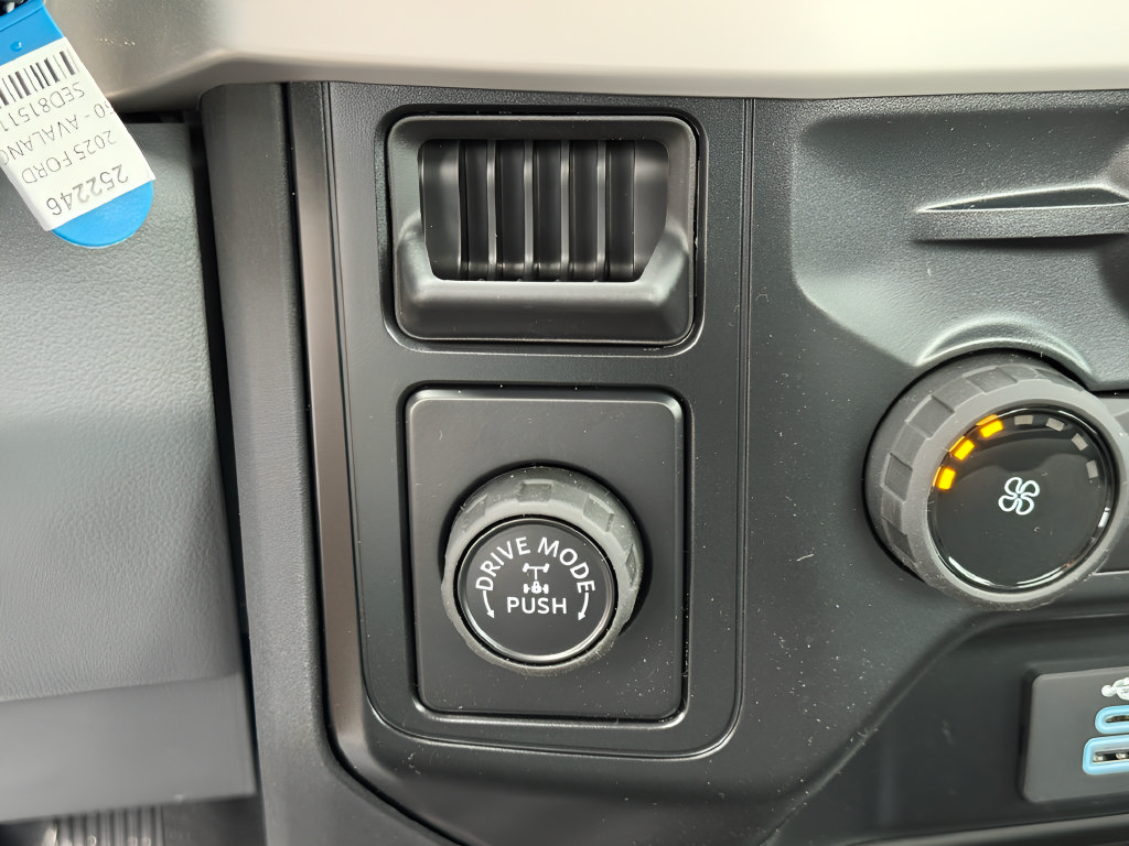 Used 2025 Ford F350 XL w/ 360-Degree Camera Package RWD image 32