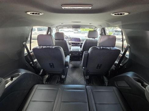 Used 2025 Chevrolet Tahoe High Country AWD/4WD image 11