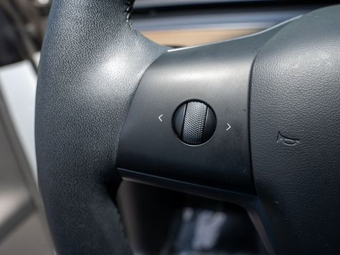 Used 2022 Tesla Model Y Long Range image 27