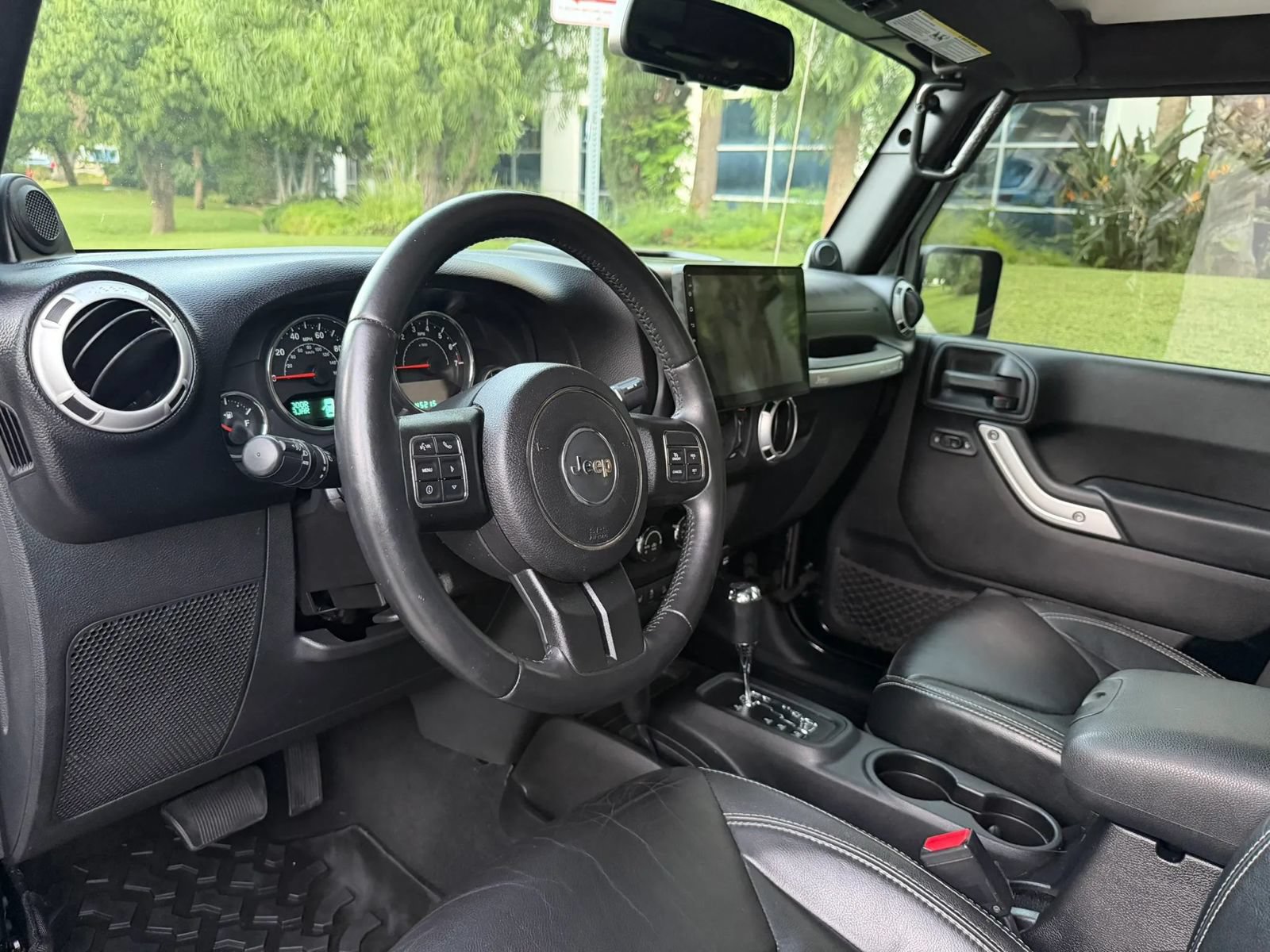 Used 2014 Jeep Wrangler Unlimited Sahara w/ Connectivity Group AWD/4WD image 13