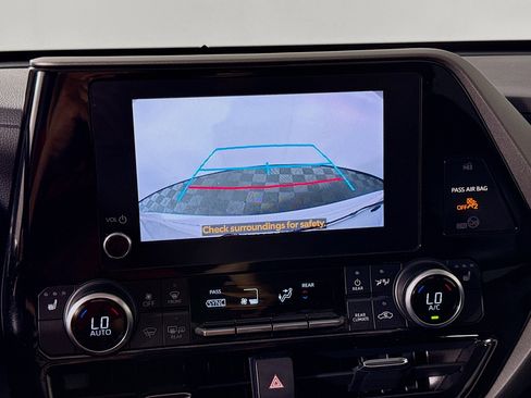 Used 2023 Toyota Highlander XLE AWD/4WD image 16
