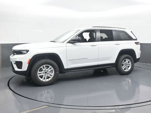 Used 2025 Jeep Grand Cherokee Laredo image 2