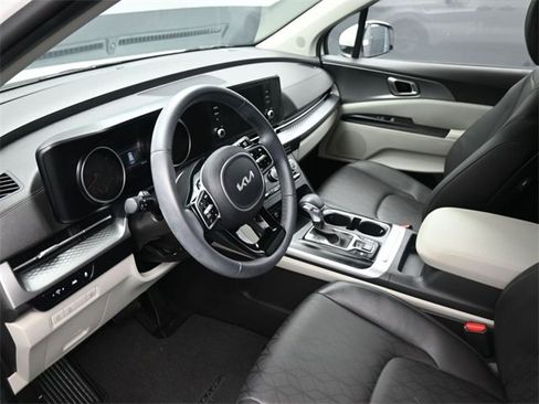 Used 2024 Kia Carnival LX image 18