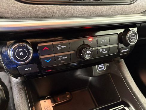 Used 2024 Jeep Compass Latitude image 28