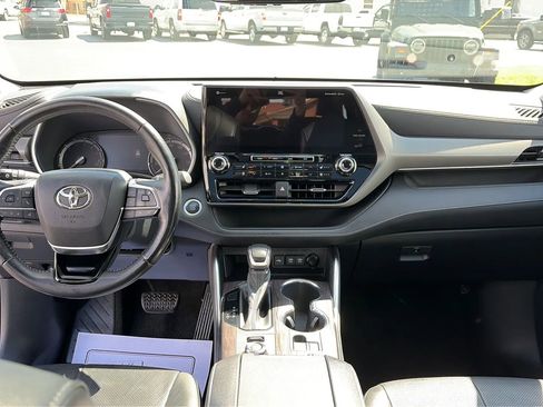 Used 2021 Toyota Highlander Limited image 17