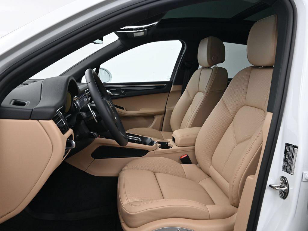Certified 2026 Porsche Macan AWD/4WD image 5