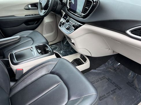 Used 2024 Chrysler Pacifica Touring-L image 16