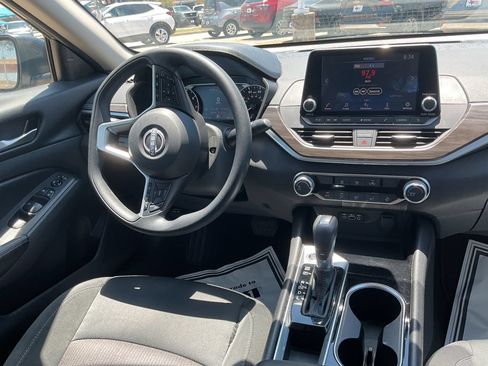 Used 2024 Nissan Altima 2.5 SV FWD image 18