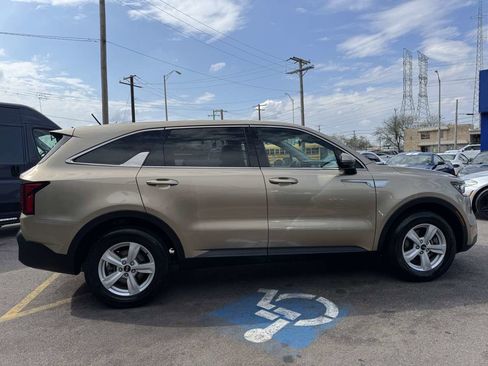 Used 2021 Kia Sorento LX image 4