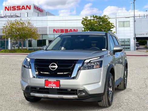 New 2025 Nissan Pathfinder SL image 6