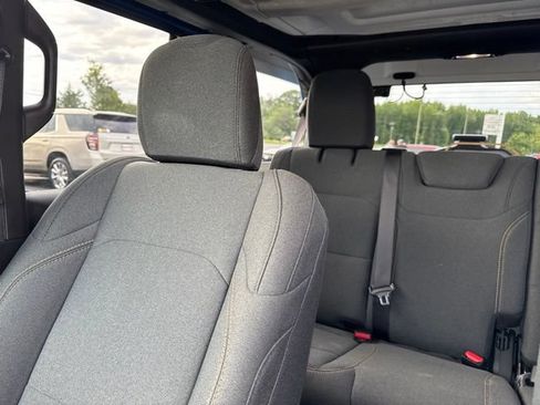 Used 2025 Jeep Wrangler Unlimited Sahara AWD/4WD image 33