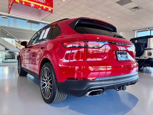 Used 2023 Porsche Cayenne Platinum Edition image 3