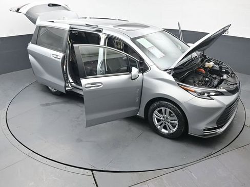 Certified 2023 Toyota Sienna Platinum image 61