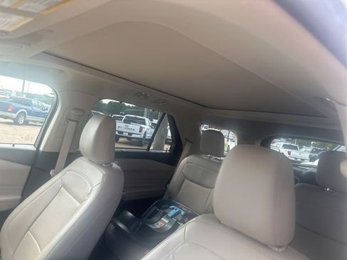 Used 2022 Ford Explorer Limited w/ Limited Technology Package RWD image 9