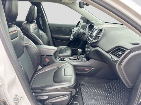 Used 2019 Jeep Cherokee Trailhawk w/ Comfort/Convenience Group AWD/4WD image 26