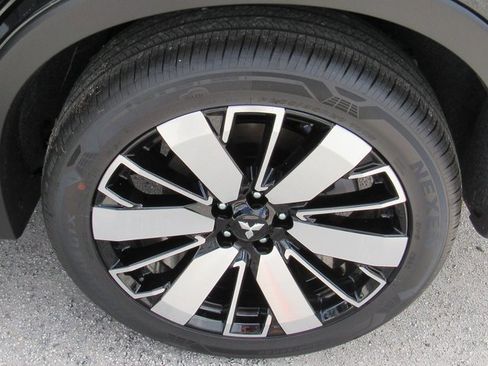 New 2025 Mitsubishi Outlander SE image 8