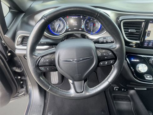 Used 2020 Chrysler Pacifica Touring-L image 23