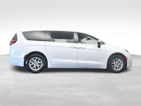 Used 2023 Chrysler Pacifica Touring-L FWD image 63