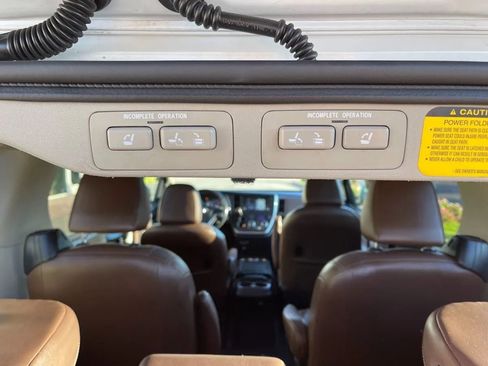 Used 2020 Toyota Sienna Limited image 12