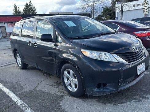 Used 2011 Toyota Sienna LE image 3