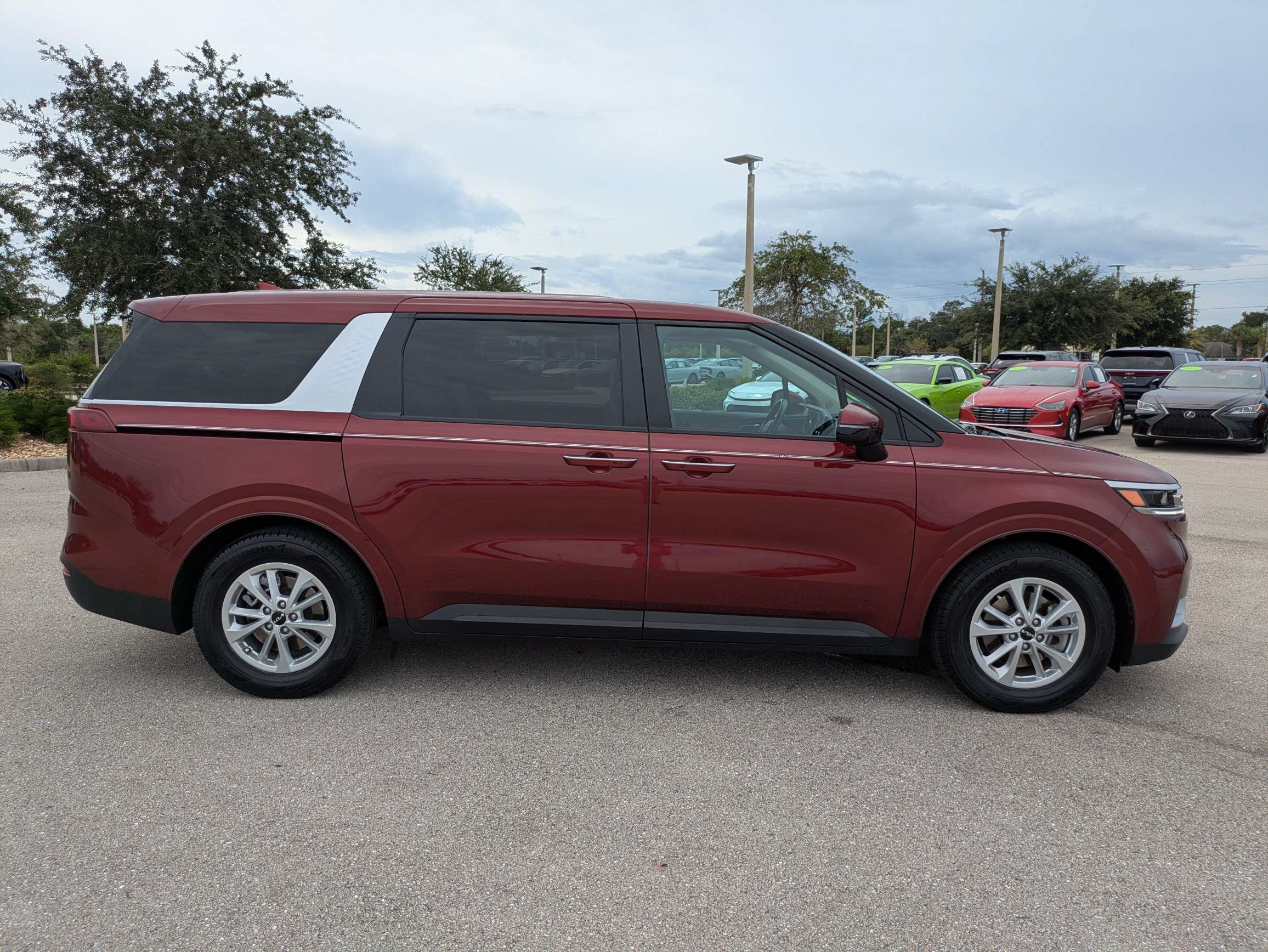 Certified 2024 Kia Carnival LX FWD image 3