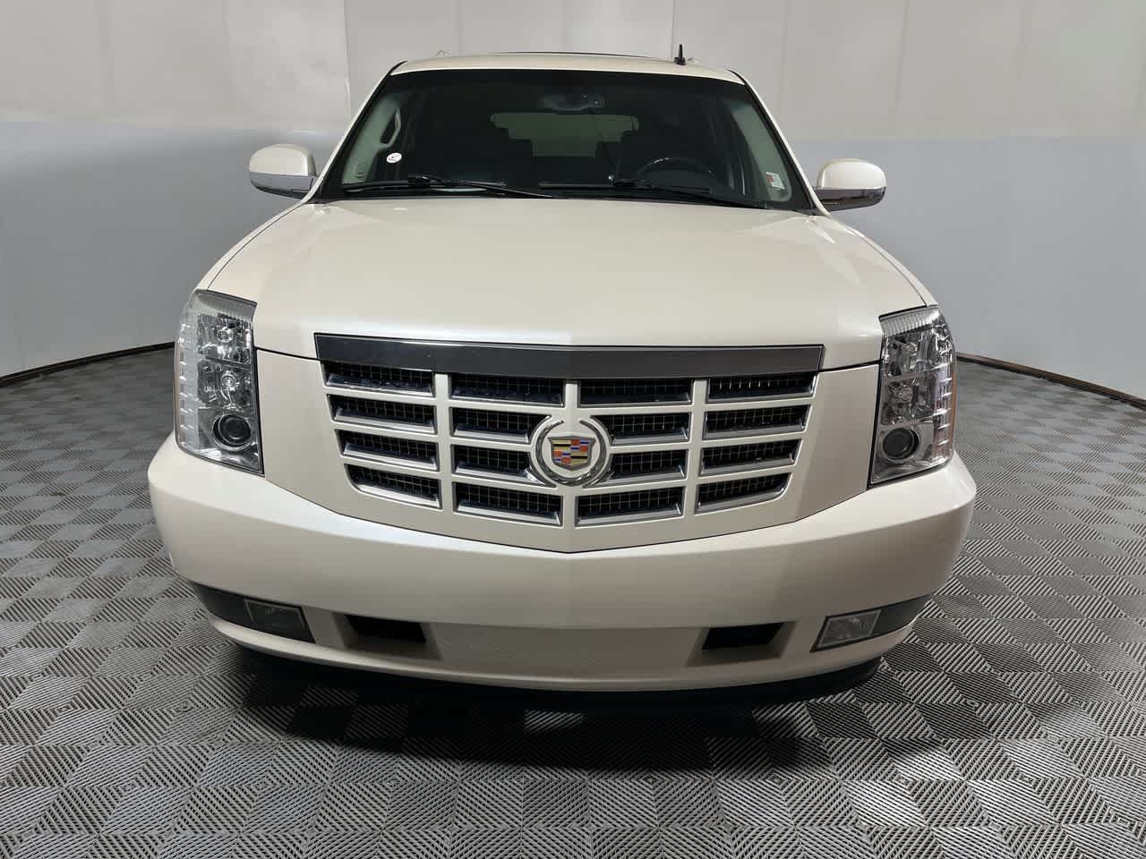 Used 2010 Cadillac Escalade AWD image 3