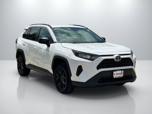 Used 2021 Toyota RAV4 LE FWD image 3
