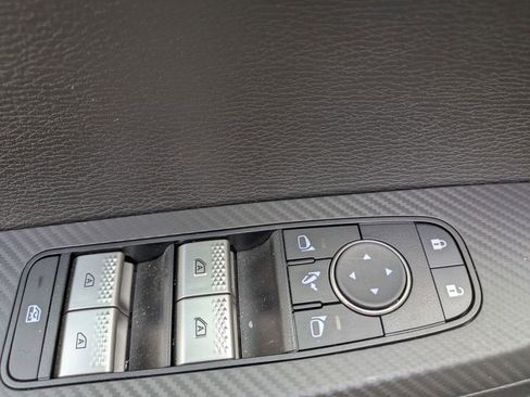 Used 2025 Mitsubishi Outlander SE image 13