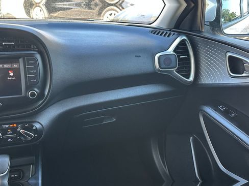 Used 2025 Kia Soul LX w/ LX Technology Package FWD image 32