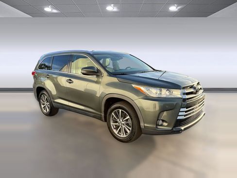 Used 2019 Toyota Highlander XLE FWD image 7
