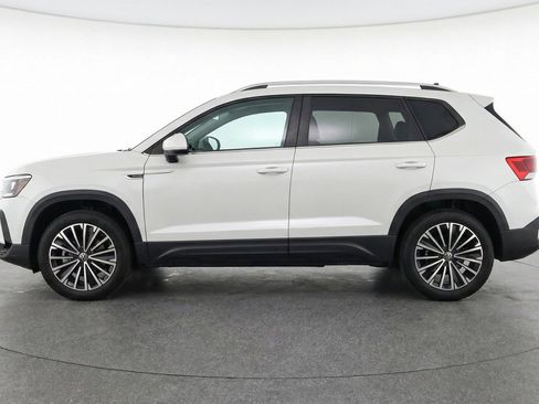 Used 2025 Volkswagen Taos SE FWD image 5