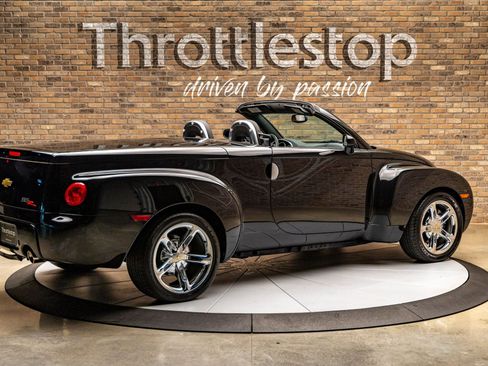 Used 2005 Chevrolet SSR w/ Preferred Equipment Group image 8