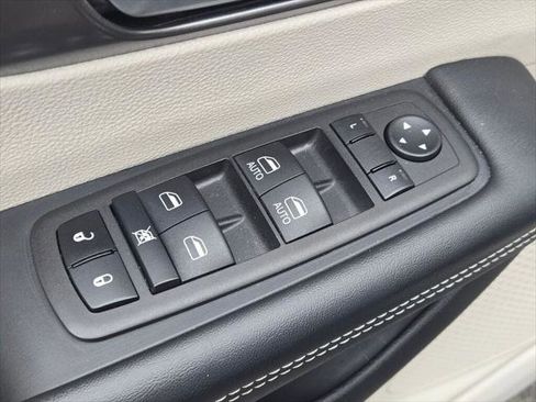 Certified 2024 Chrysler Pacifica Select image 18