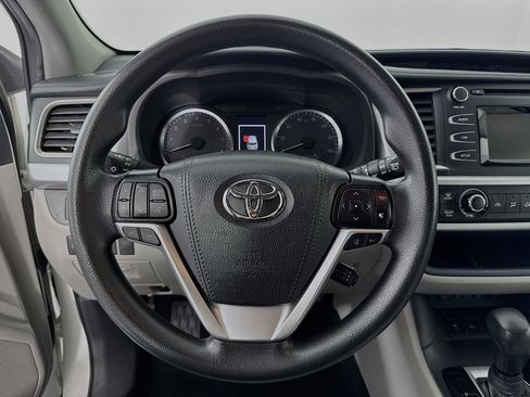 Used 2019 Toyota Highlander LE FWD image 11