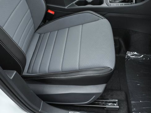Used 2026 Volkswagen Jetta SE FWD image 36