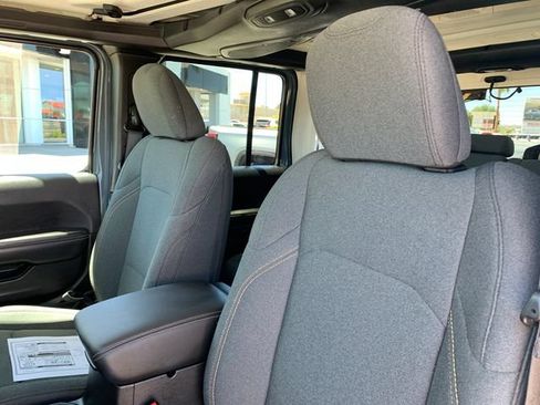 Used 2025 Jeep Wrangler Unlimited Sahara AWD/4WD image 26