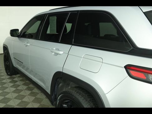 Used 2024 Jeep Grand Cherokee Altitude AWD/4WD image 17