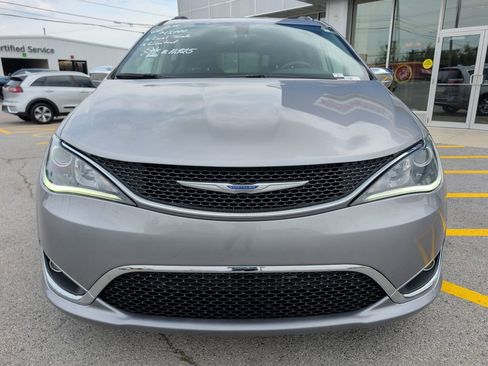 Used 2018 Chrysler Pacifica Limited FWD image 2
